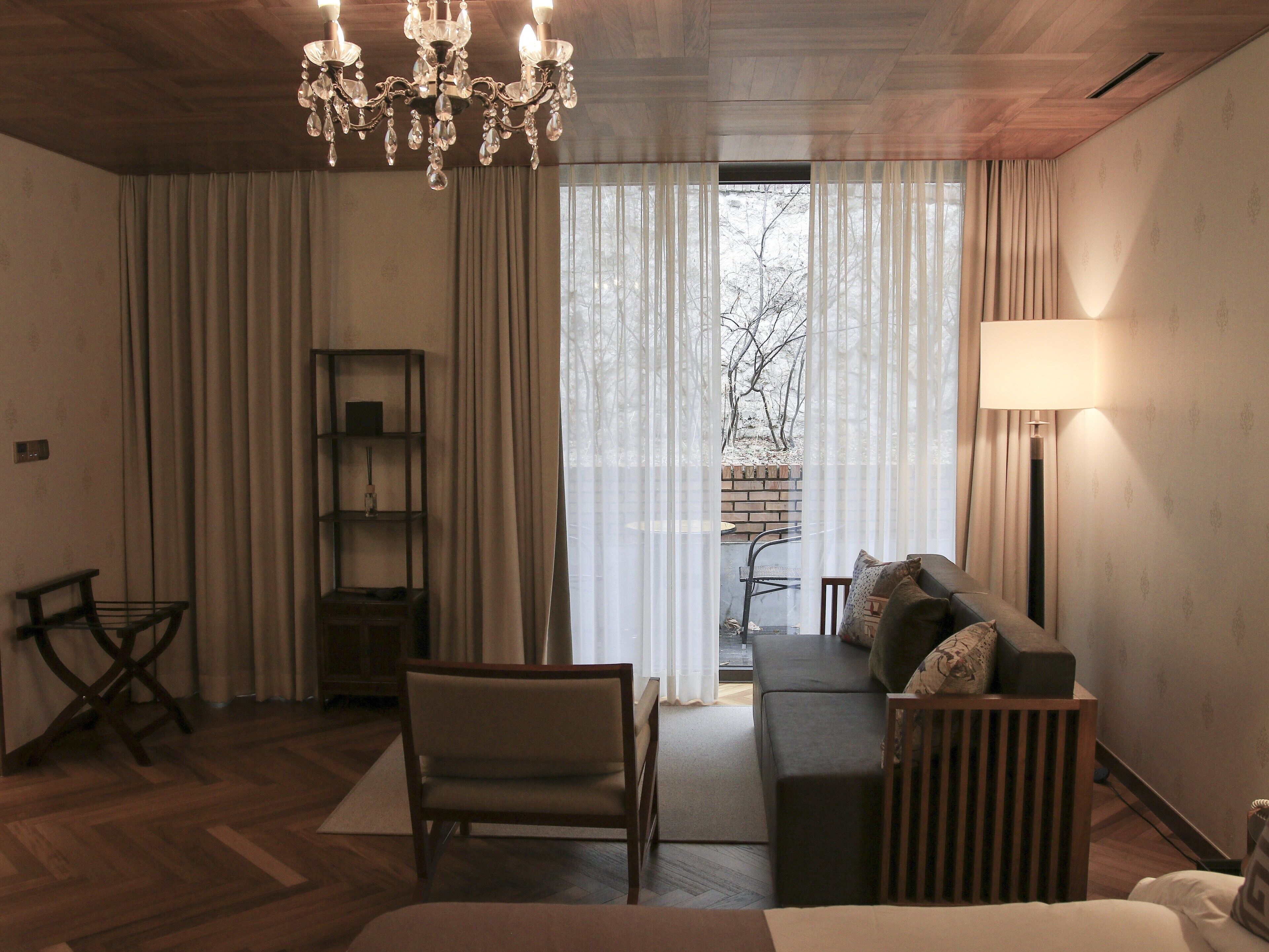 deluxe double room, 1 queen bed, non smoking | in-room safe, blackout curtains, free wifi, bed sheets