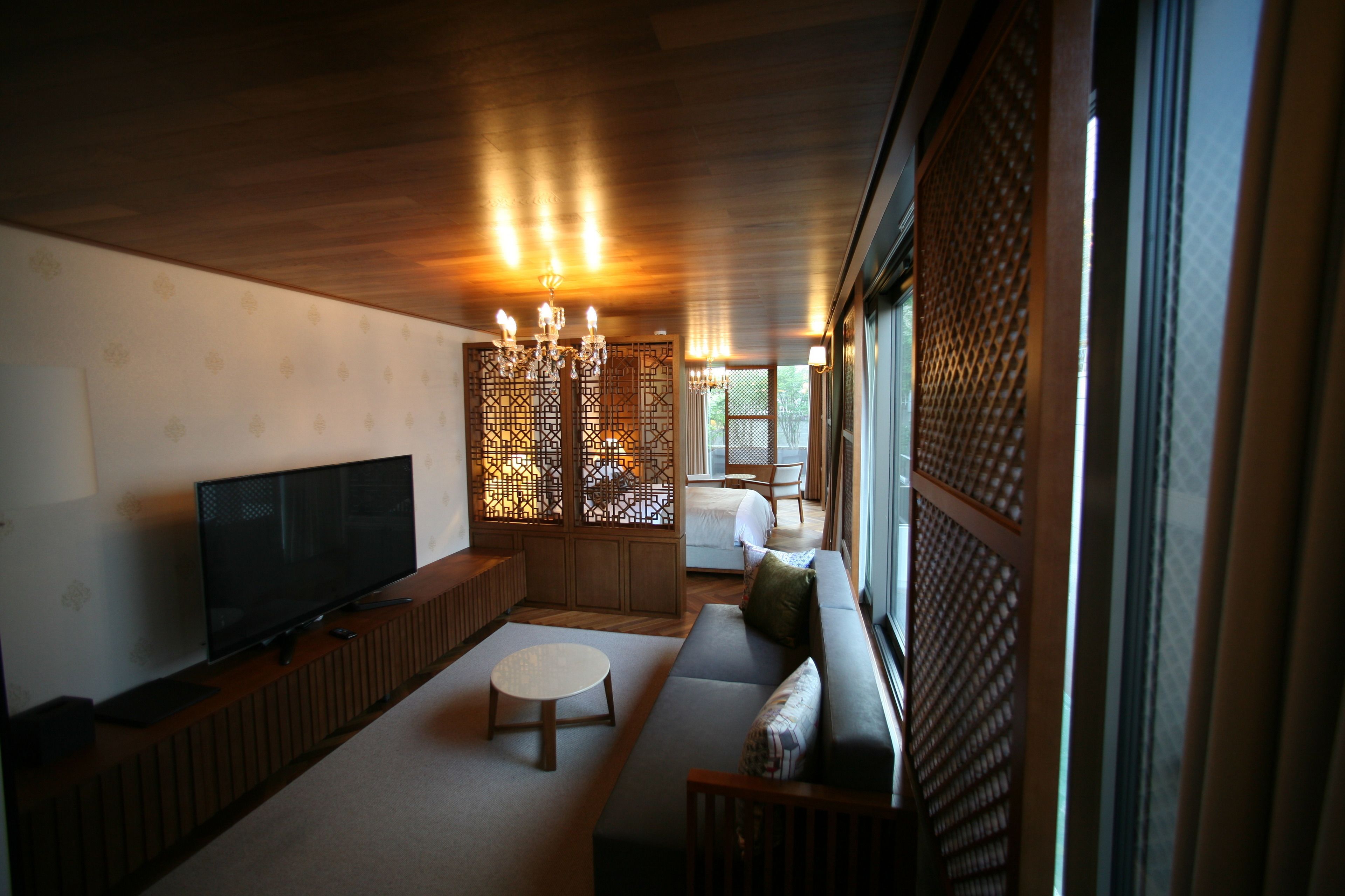 junior suite, 1 queen bed | living area | led tv