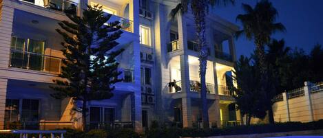 Alberca al aire libre, sombrillas en la alberca y camastros