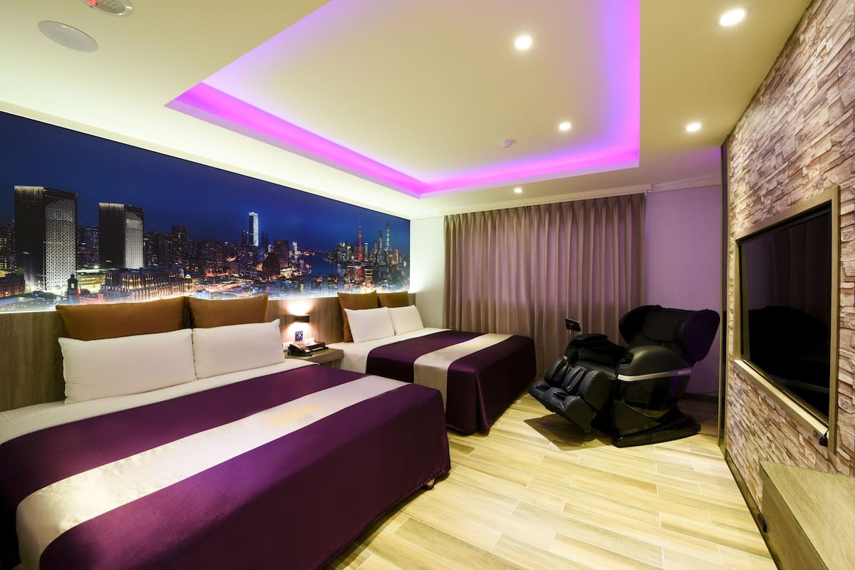Desk, soundproofing, rollaway beds, free WiFi
