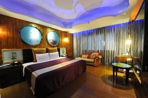Desk, soundproofing, rollaway beds, free WiFi - ZJ Motel (Hsinchu)