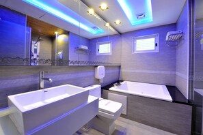 Articles de toilette gratuits, sĂšche-cheveux, chaussons