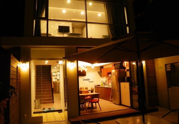 Front of property - evening/night - Feliz Casa Guest House (Seoul)