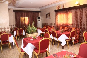 Café da manhã, almoço e jantar; culinária local 