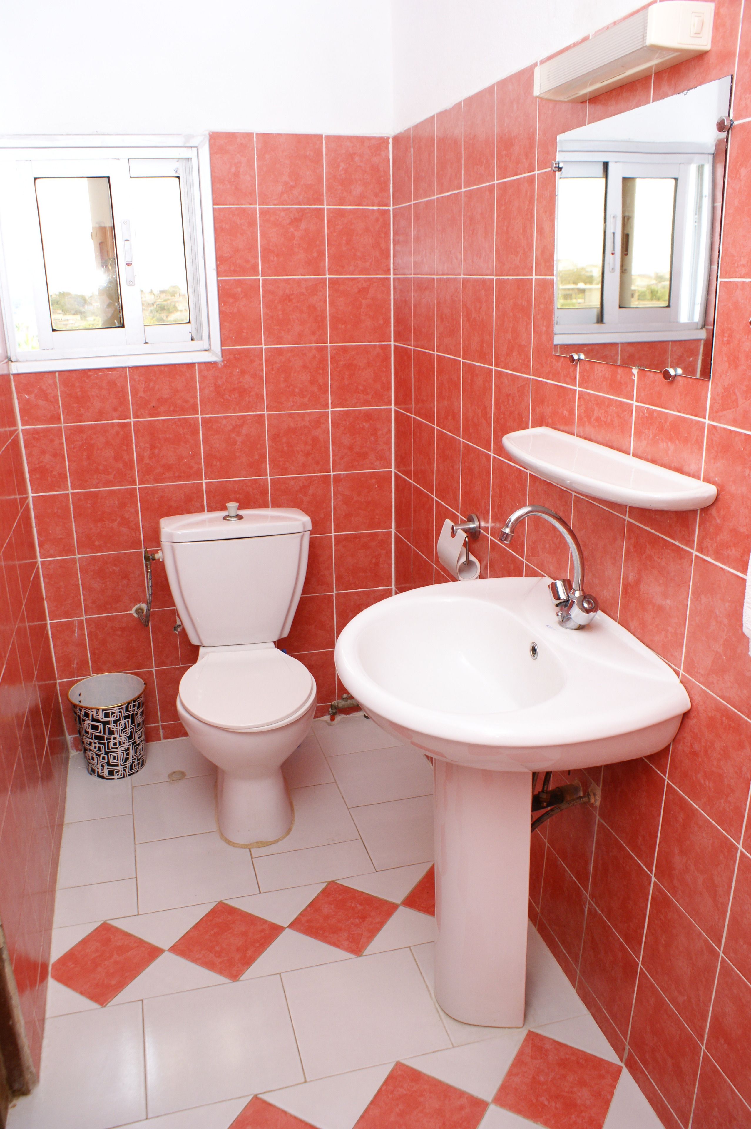 standard single room, 1 double bed | bathroom | shower, free toiletries, bidet, towels