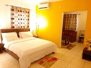 Classic Suite | Desk, blackout drapes, free WiFi, bed sheets