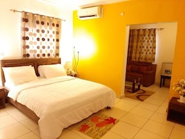 Escritorio, cortinas blackout, wifi gratis y ropa de cama 