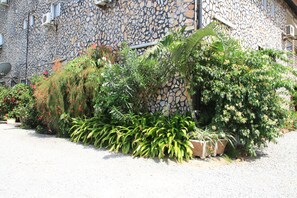 Un edificio de piedra con un jardín delantero.