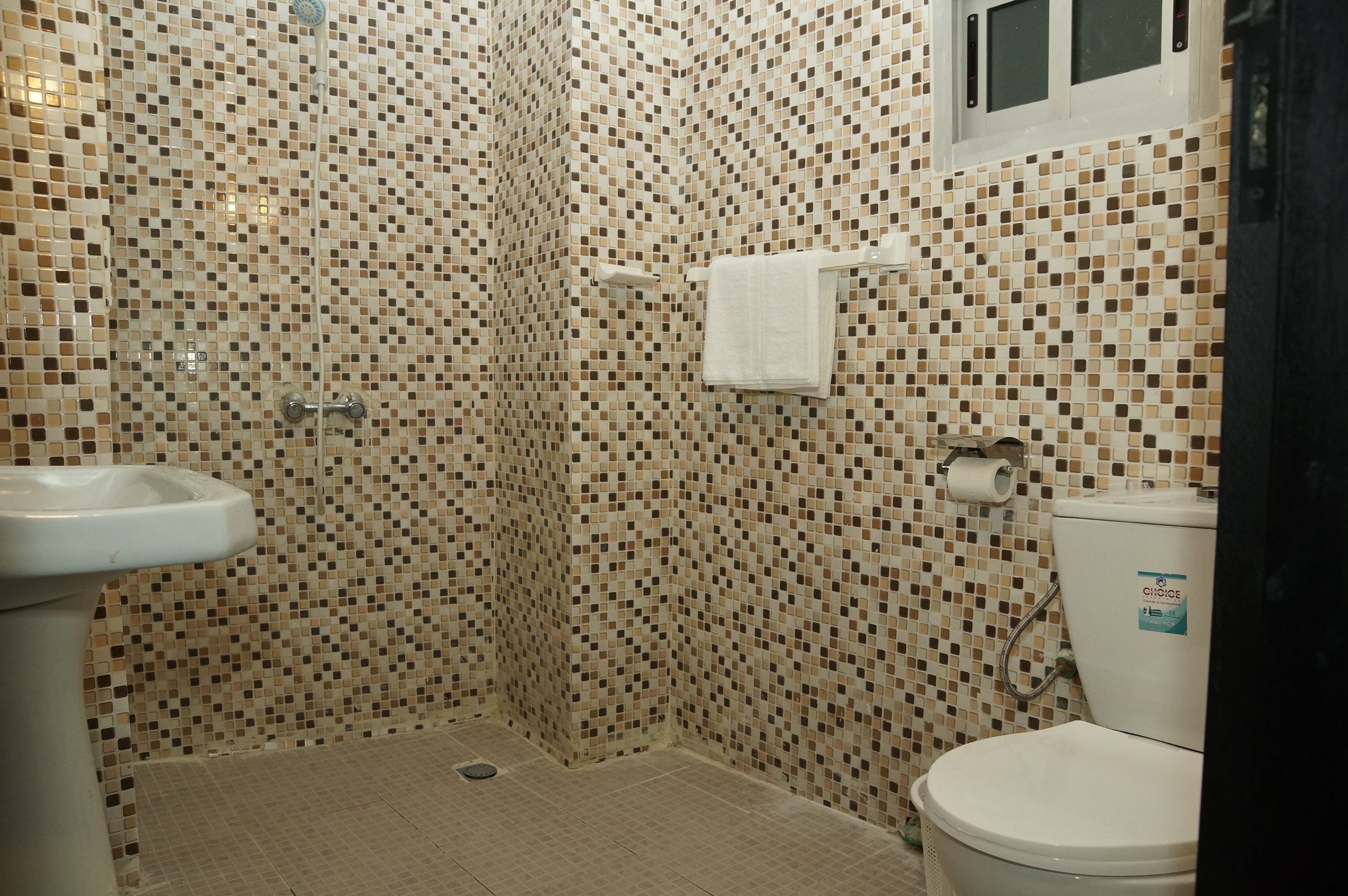 standard single room, 1 double bed | bathroom | shower, free toiletries, bidet, towels