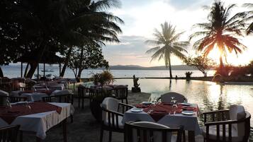 2 restaurants, breakfast, lunch, dinner served; international cuisine