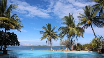 Piscine extérieure, chaises longues