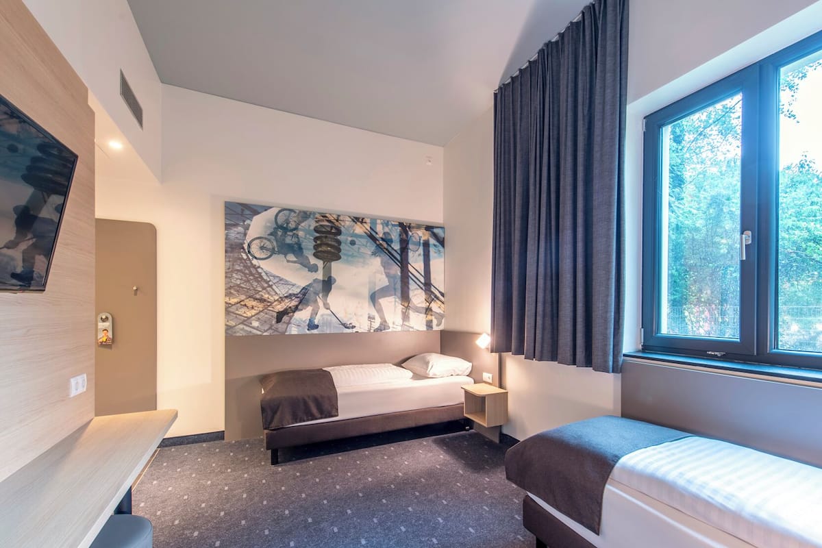 Een bureau, geluiddichte muren, gratis wifi, beddengoed