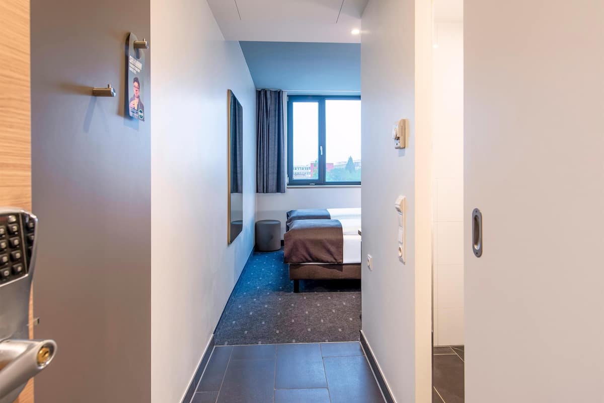 Habitación con 2 camas individuales | 1 habitación, escritorio, insonorización y wifi gratis