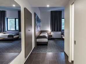 Escritorio, sistema de insonorización, wifi gratis y ropa de cama 