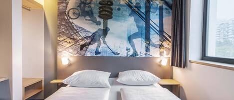 Escritorio, sistema de insonorización, wifi gratis y ropa de cama