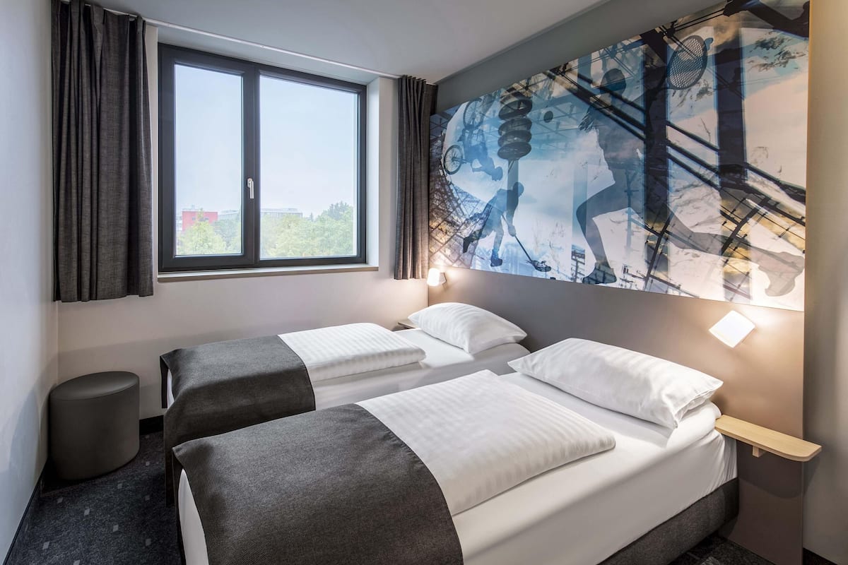 Escritorio, sistema de insonorización, wifi gratis y ropa de cama