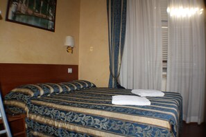 Frette Italian sheets, premium bedding, desk, rollaway beds - Roma Termini Inn (Rome)
