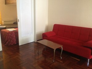 Leilighet – superior, 2 soverom | Oppholdsområde | En 24-tommers Flatskjerm-TV med Parabol-TV samt TV