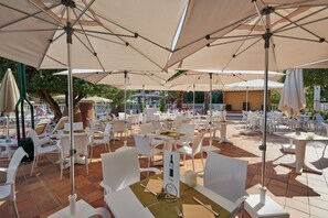 Breakfast and dinner served