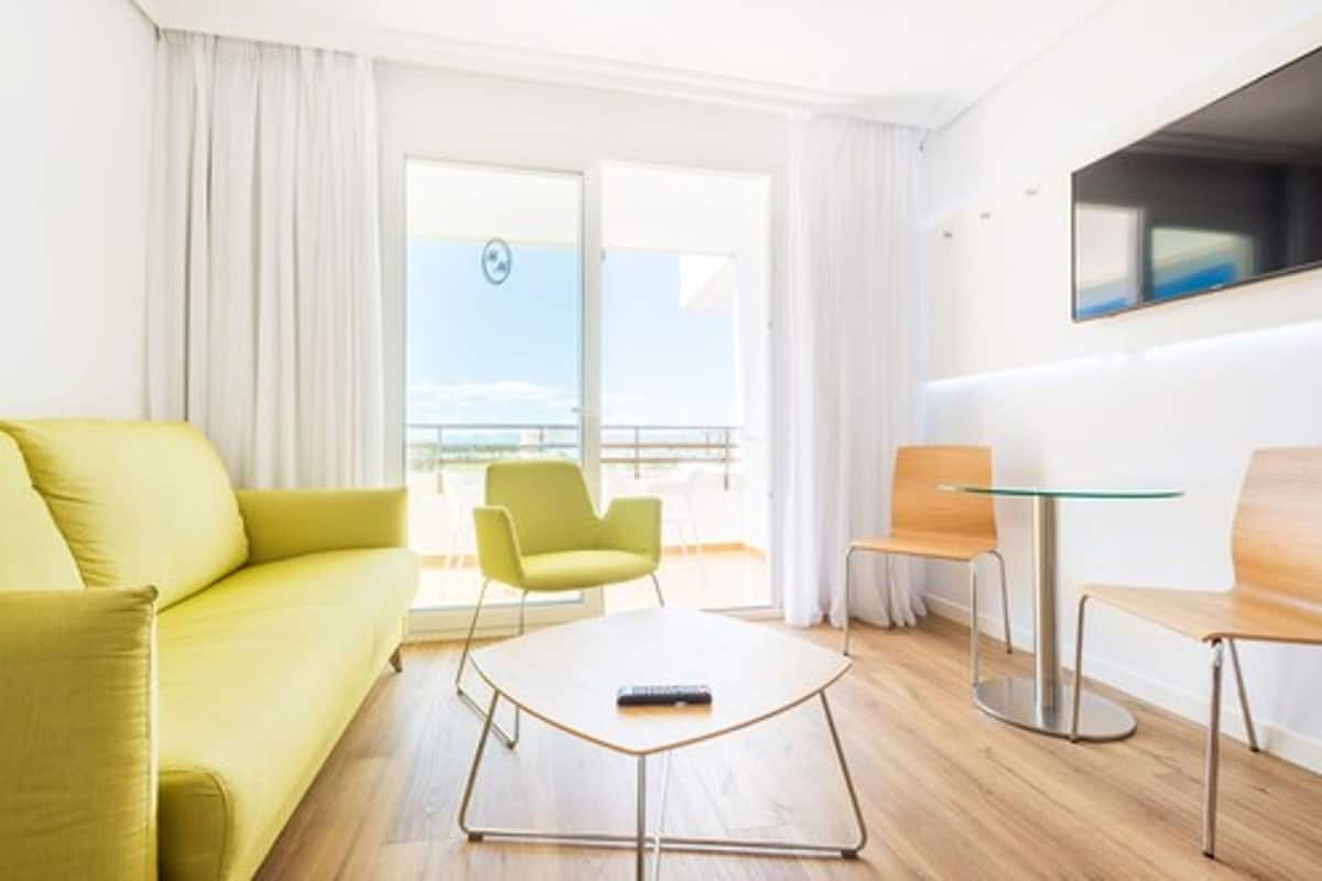 1 bedroom, blackout curtains, free WiFi, bed sheets
