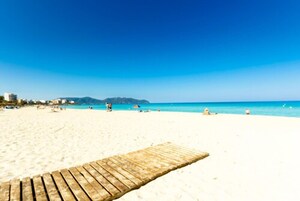 Beach nearby, white sand, beach towels