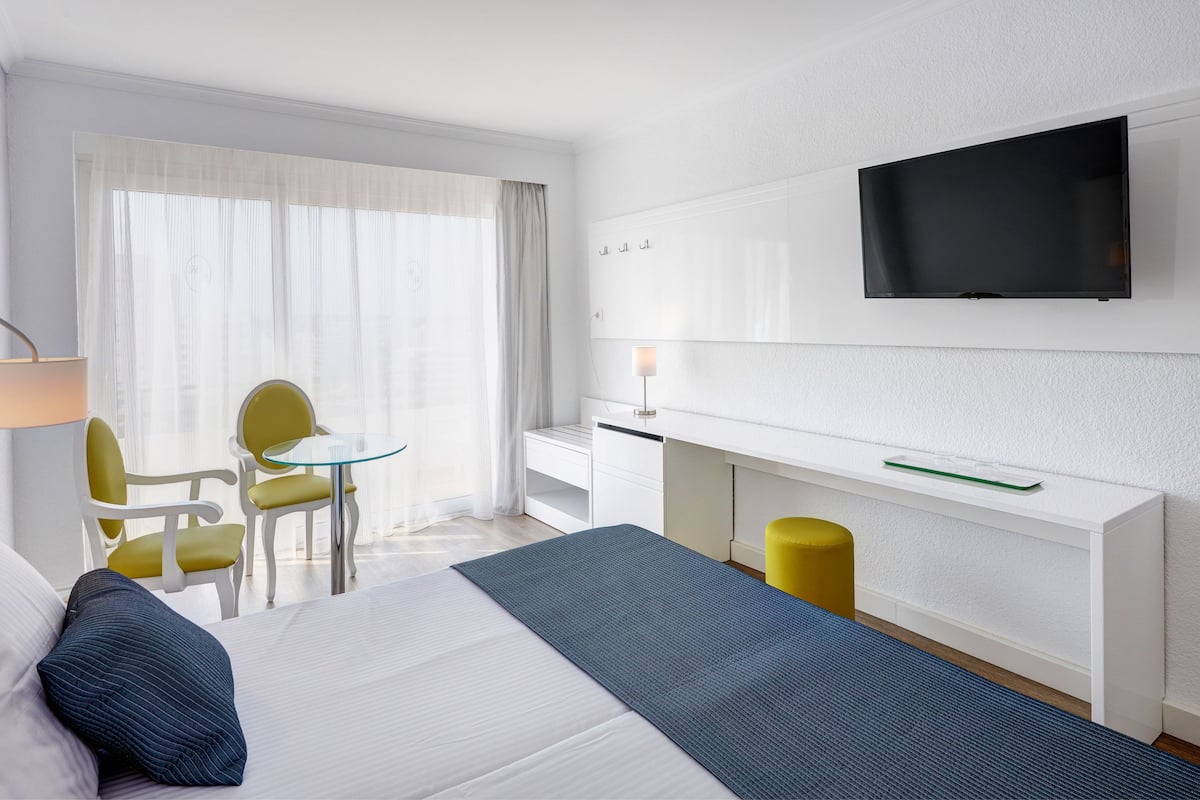 1 bedroom, blackout curtains, free WiFi, bed sheets