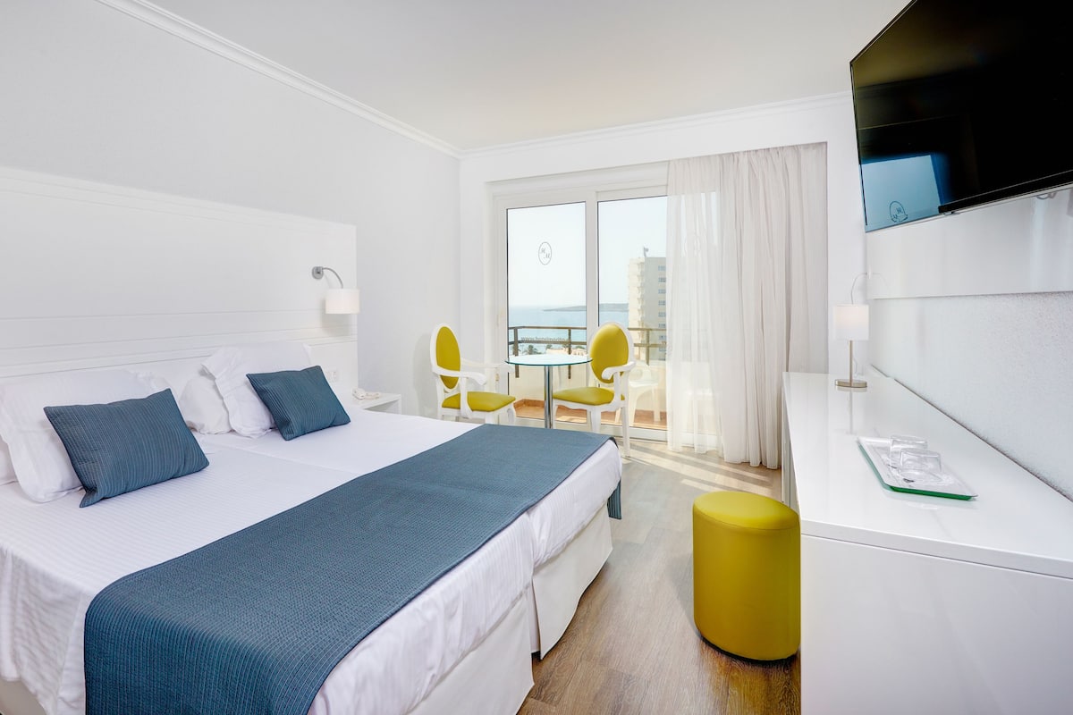 1 bedroom, blackout curtains, free WiFi, bed sheets
