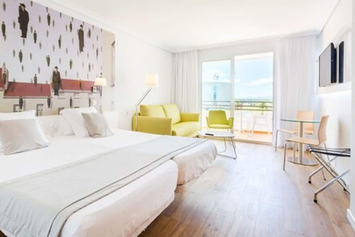 1 bedroom, blackout curtains, free WiFi, bed sheets