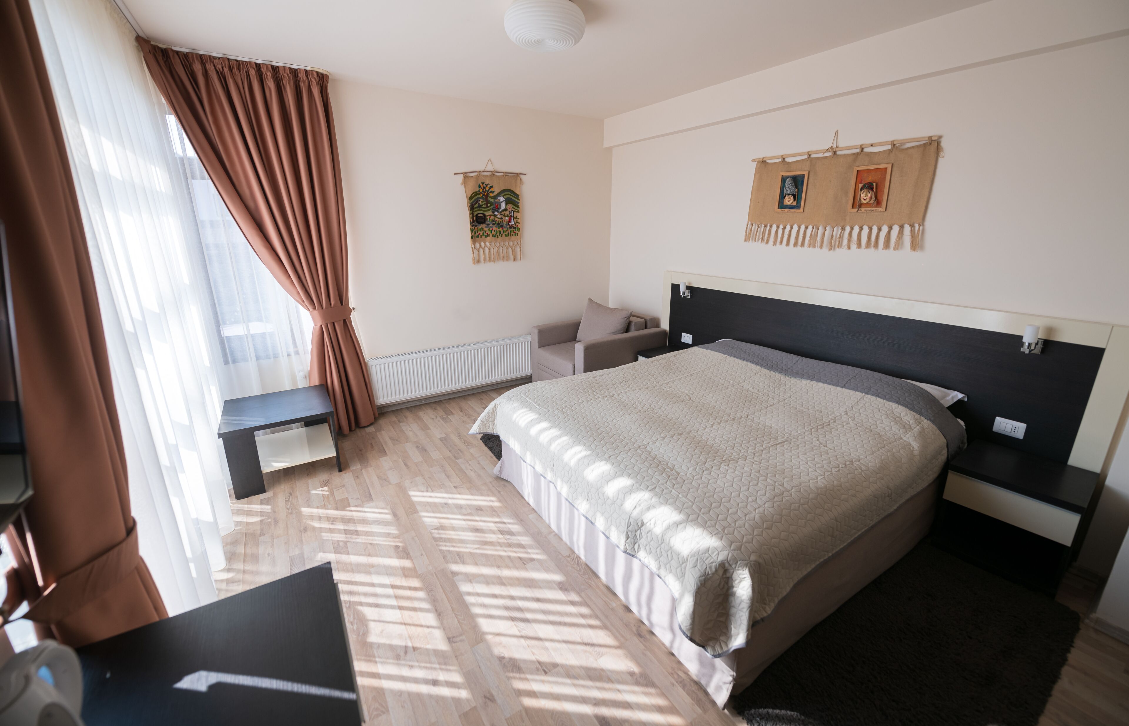 Literie de qualité, couette en duvet, lit avec matelas à plateau-coussin