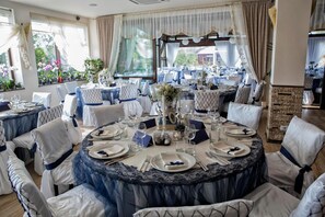 Breakfast, lunch, dinner served; international cuisine  - Pensiunea Aristocratis (Targu Neamt)