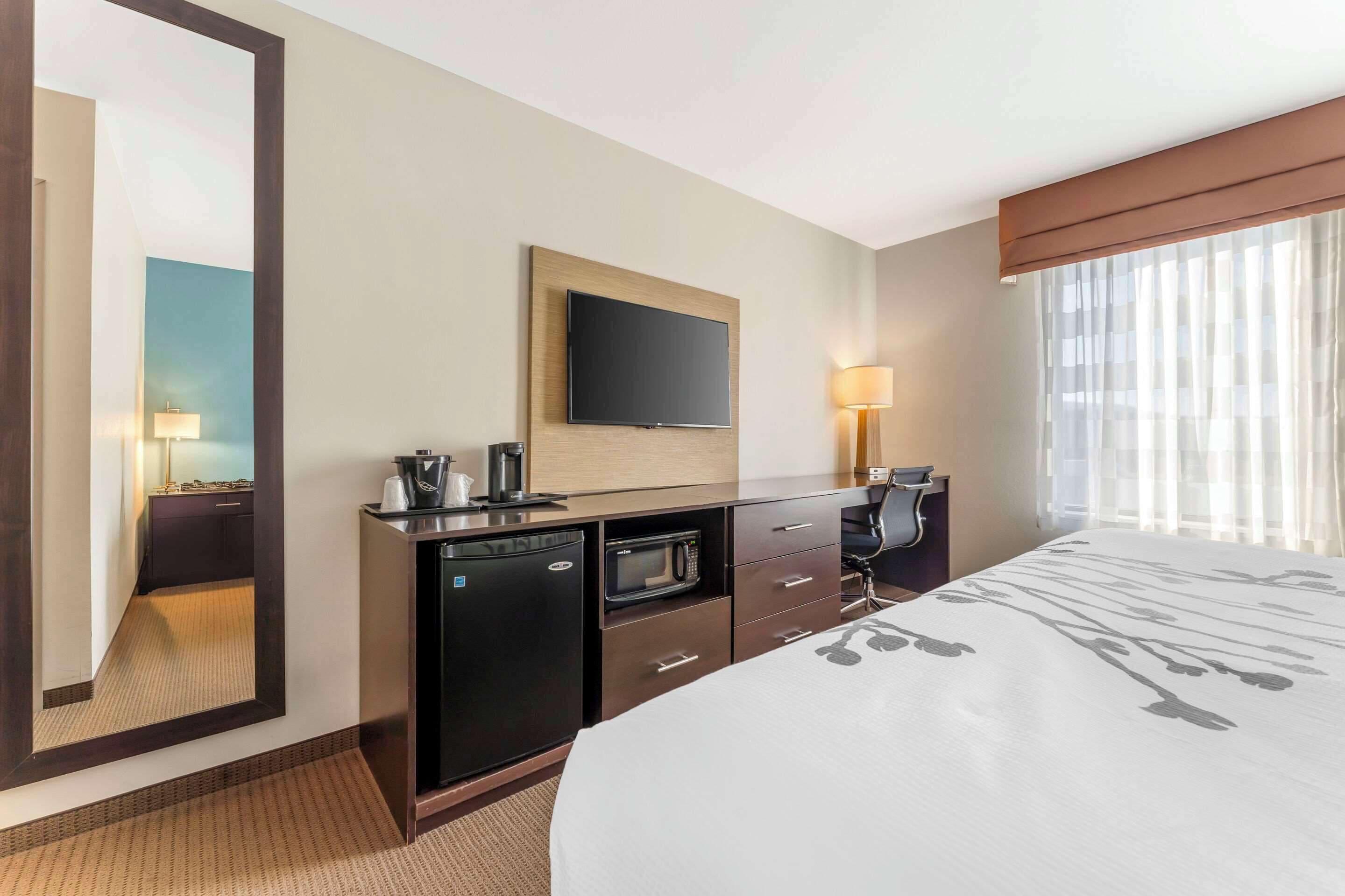 standard room, 1 king bed, non smoking | pillow-top beds, desk, blackout curtains, iron/ironing board