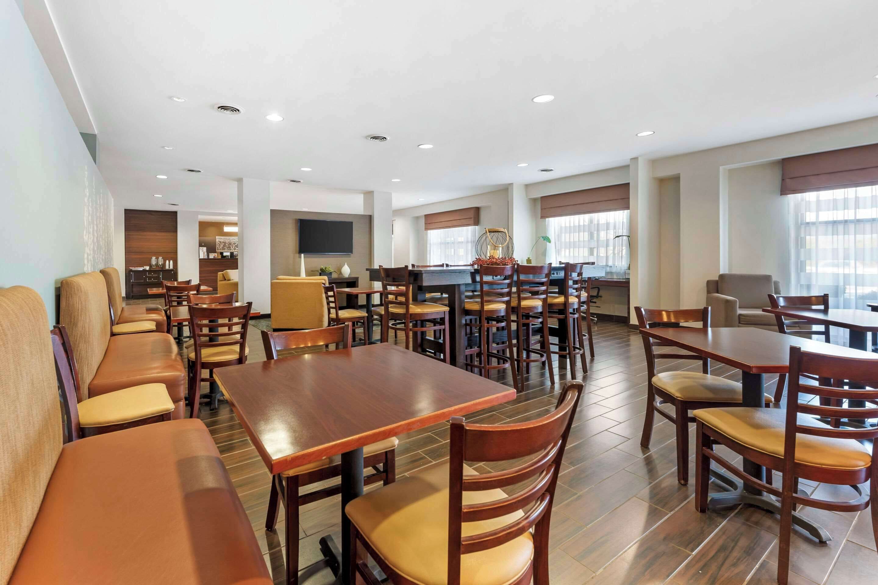 朝食 (ビュッフェ)、毎日提供 (無料)