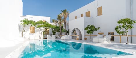 Outdoor pool, open 9:00 AM to 7:00 PM, pool loungers
