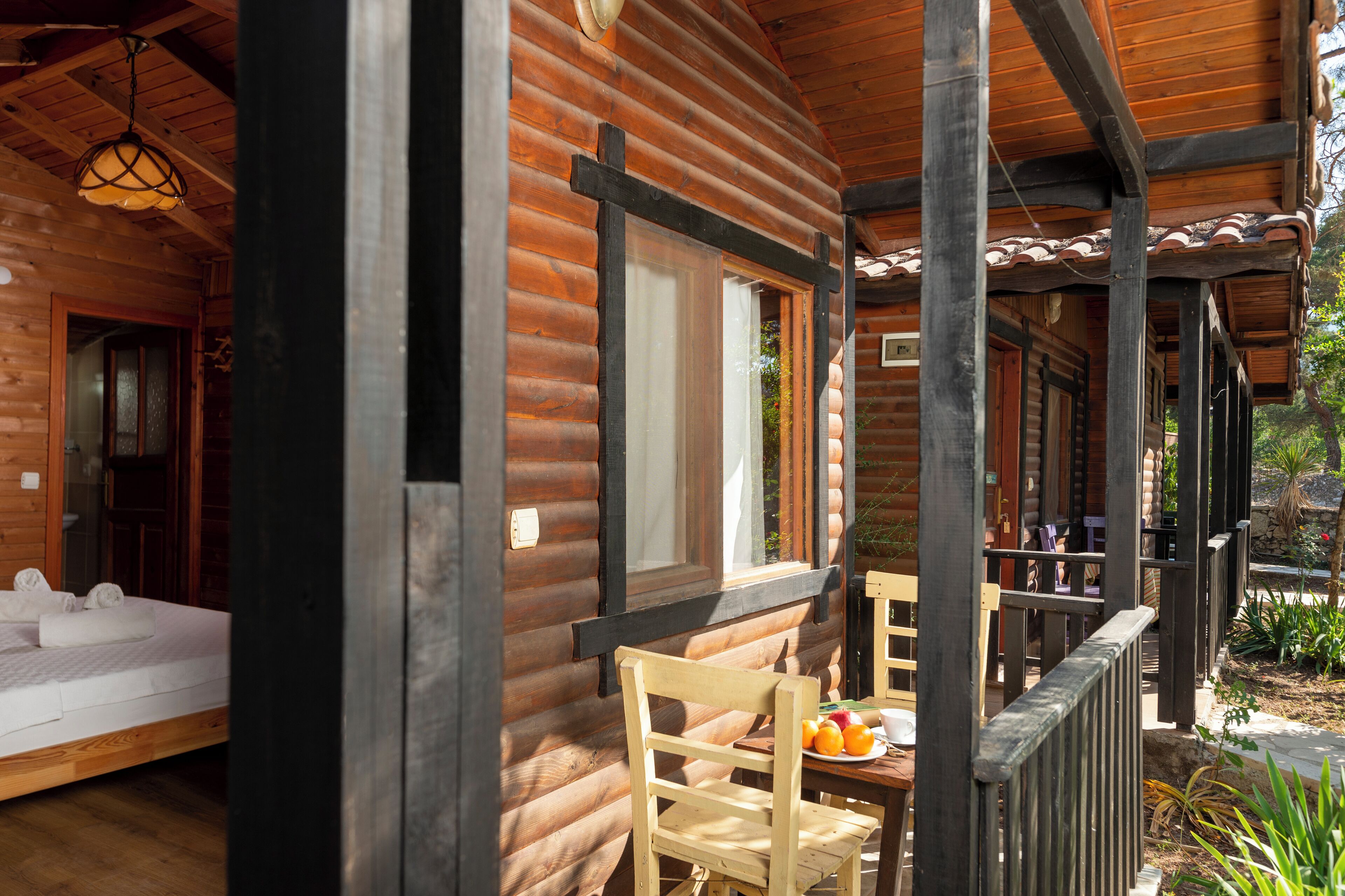 Comfort Bungalow Double Use | 办公桌、笔记本电脑工作区、免费 WiFi、床单