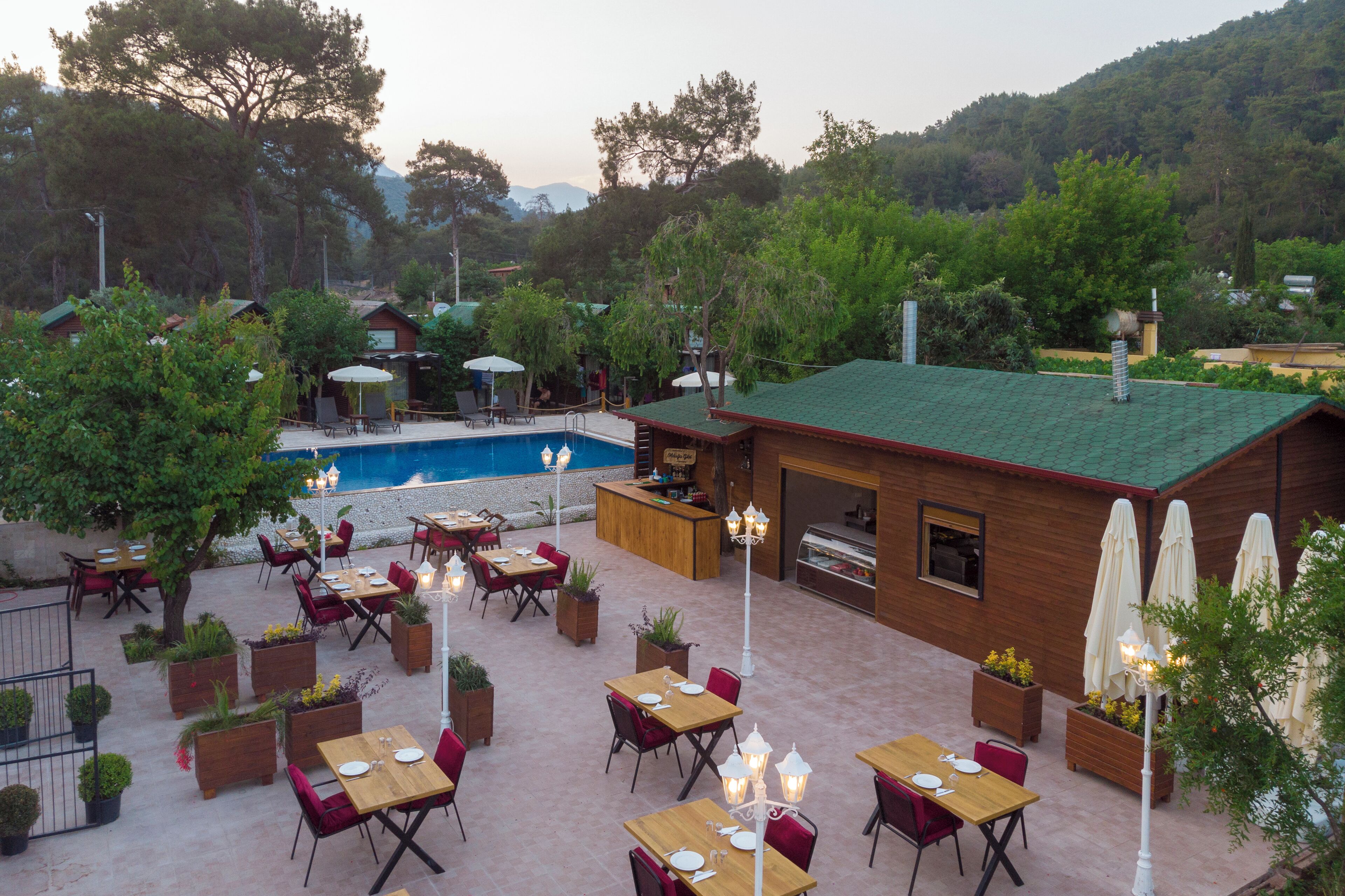 breakfast, lunch and dinner served