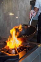 供应早餐、午餐和晚餐