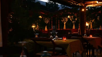 Breakfast, lunch and dinner served