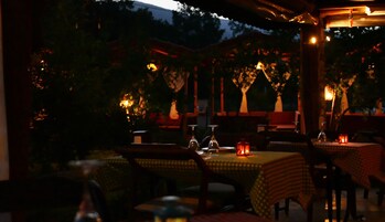 Breakfast, lunch and dinner served