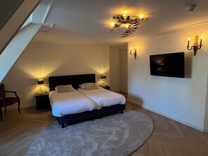 Exclusive-Suite, 2 Einzelbetten, Whirlpool | Zimmersafe, individuell dekoriert, individuell eingerichtet