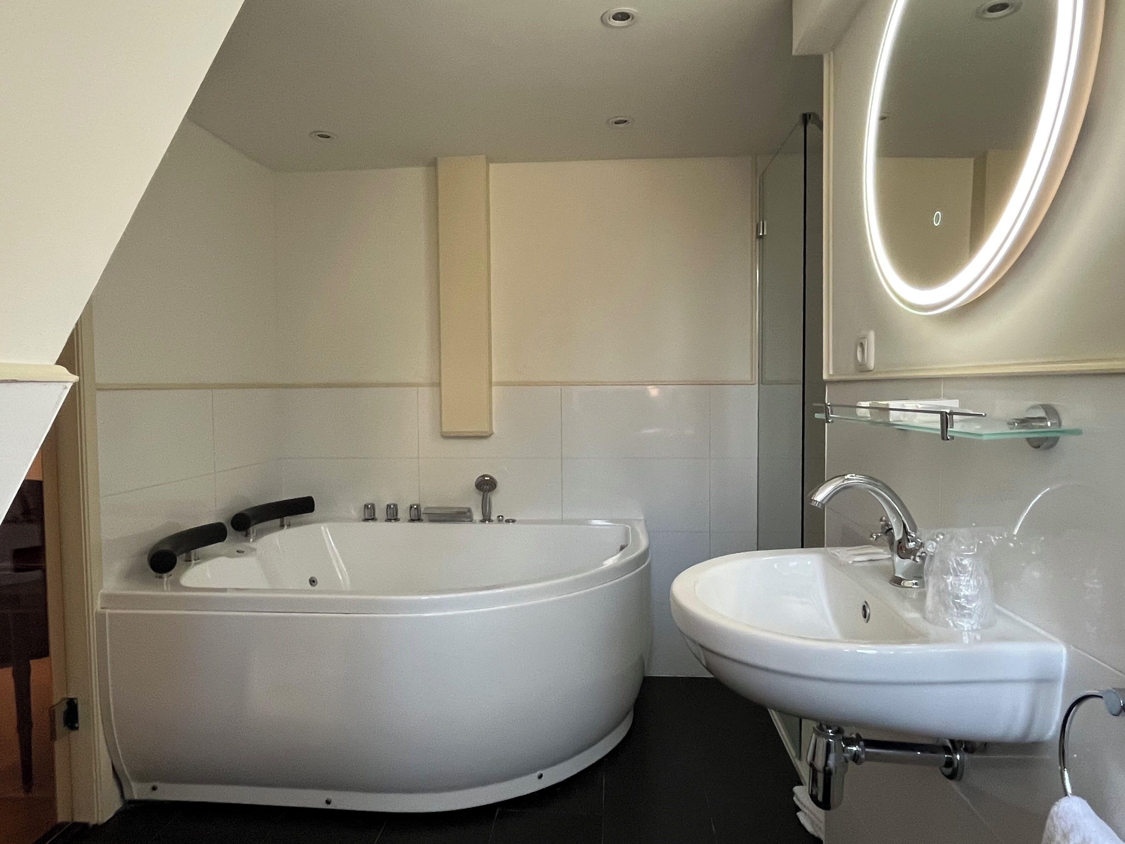 exclusive suite, 2 single beds, jetted tub | bathroom | designer toiletries, hair dryer, bathrobes, towels