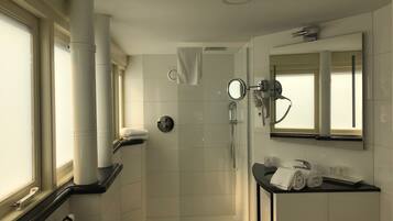 City suite, rolstoeltoegankelijk bad, balkon | Badkamer | Designer toiletartikelen, een haardroger, badjassen, handdoeken