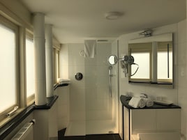 Suíte urbana, banheira adaptada, sacada | Banheiro | Produtos de toalete de grife, secador de cabelo, roupões de banho