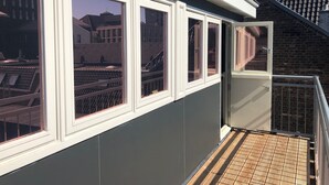 Een gebouw met veel ramen en een metalen hekwerk.