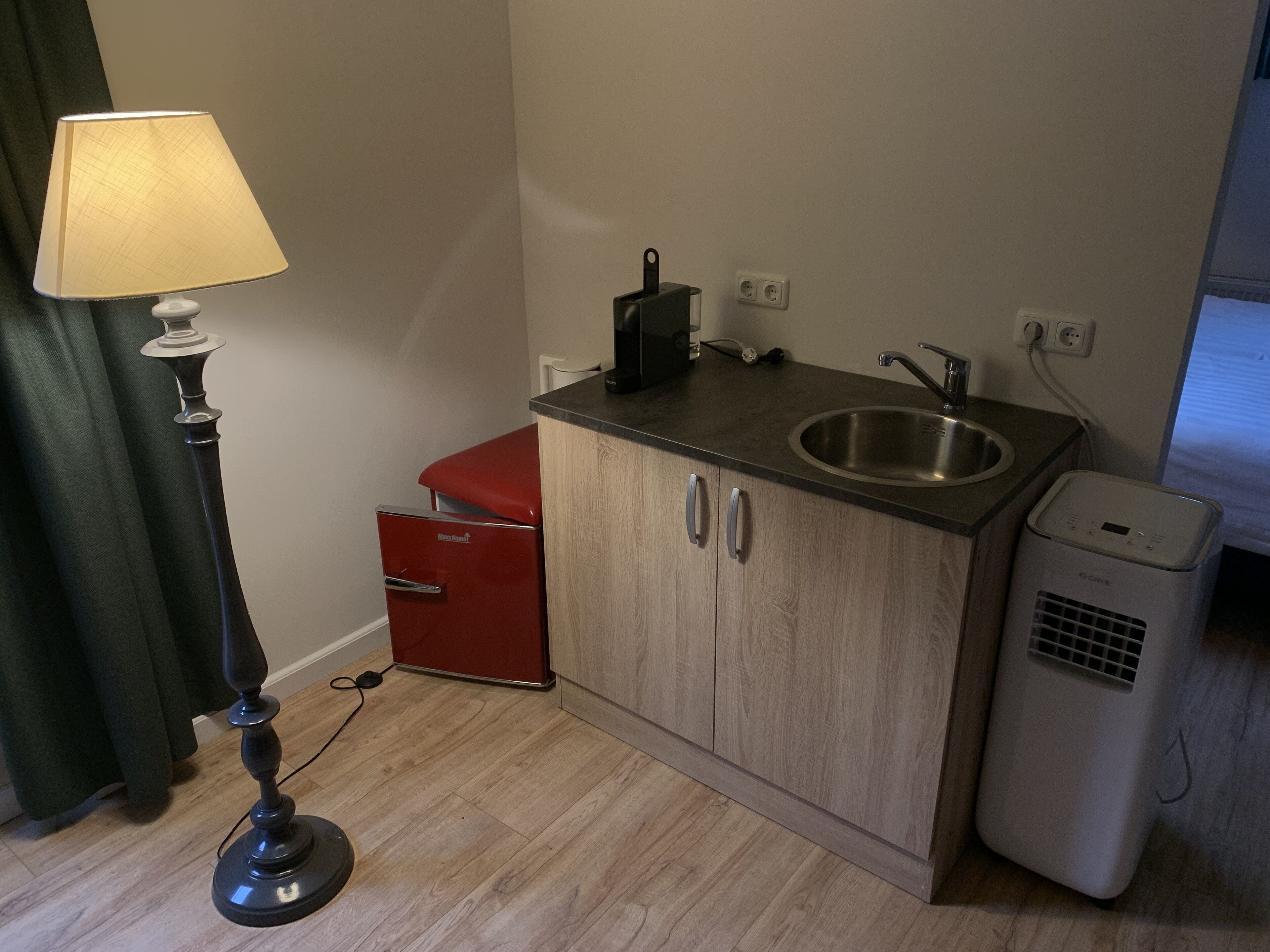 deluxe suite, 2 single beds | private kitchen | fridge, espresso maker, coffee/tea maker, electric kettle