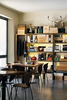 Una biblioteca moderna con estanterías, una mesa de madera y sillas.