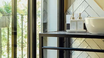 Ducha, artículos de tocador ecológicos, secador de pelo, toallas