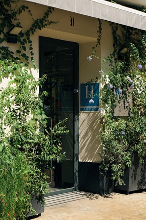 Vista frontal de la propiedad