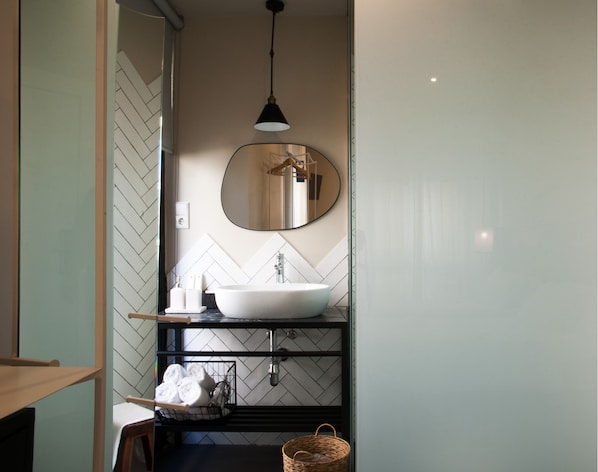 Shower, eco-friendly toiletries, hair dryer, towels