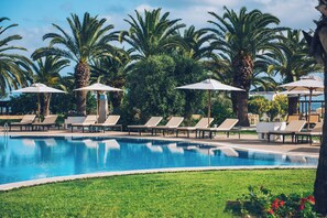 2 Innenpools, 2 Außenpools, Liegestühle