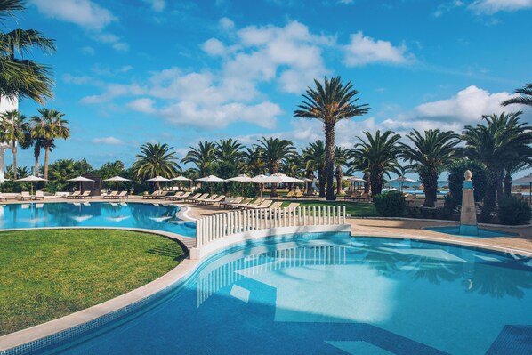 2 Innenpools, 2 Außenpools, Liegestühle